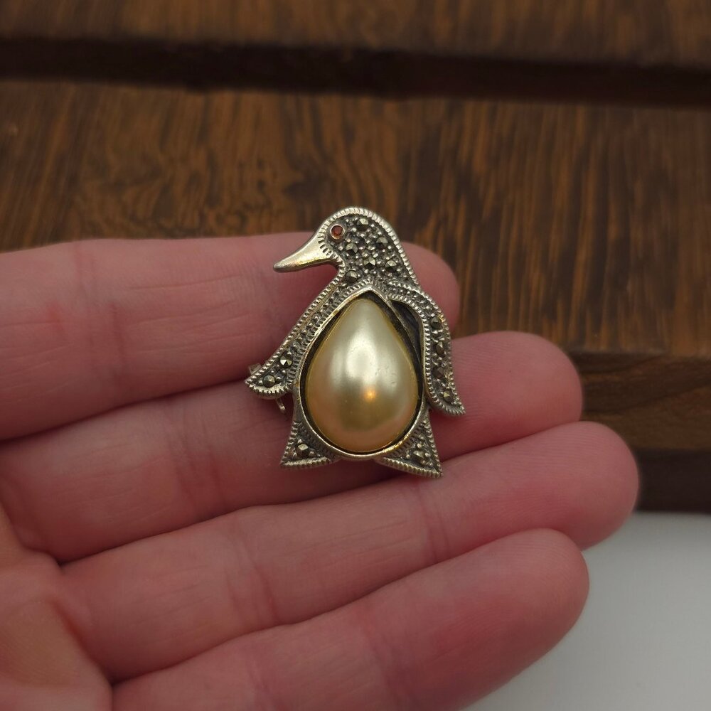 Sterling Silver Faux Pearl And Marcasite Penguin Pin Brooch Pendant A258 - Picture 1 of 7